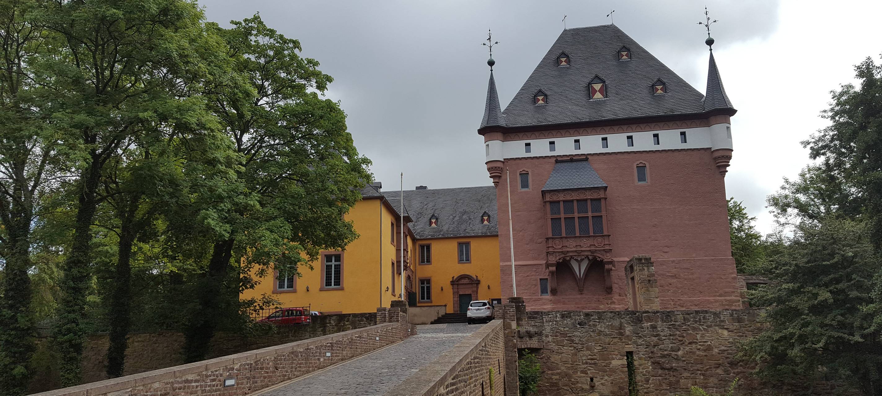 Demo gegen AfD-Veranstaltung auf Schloss Burgau