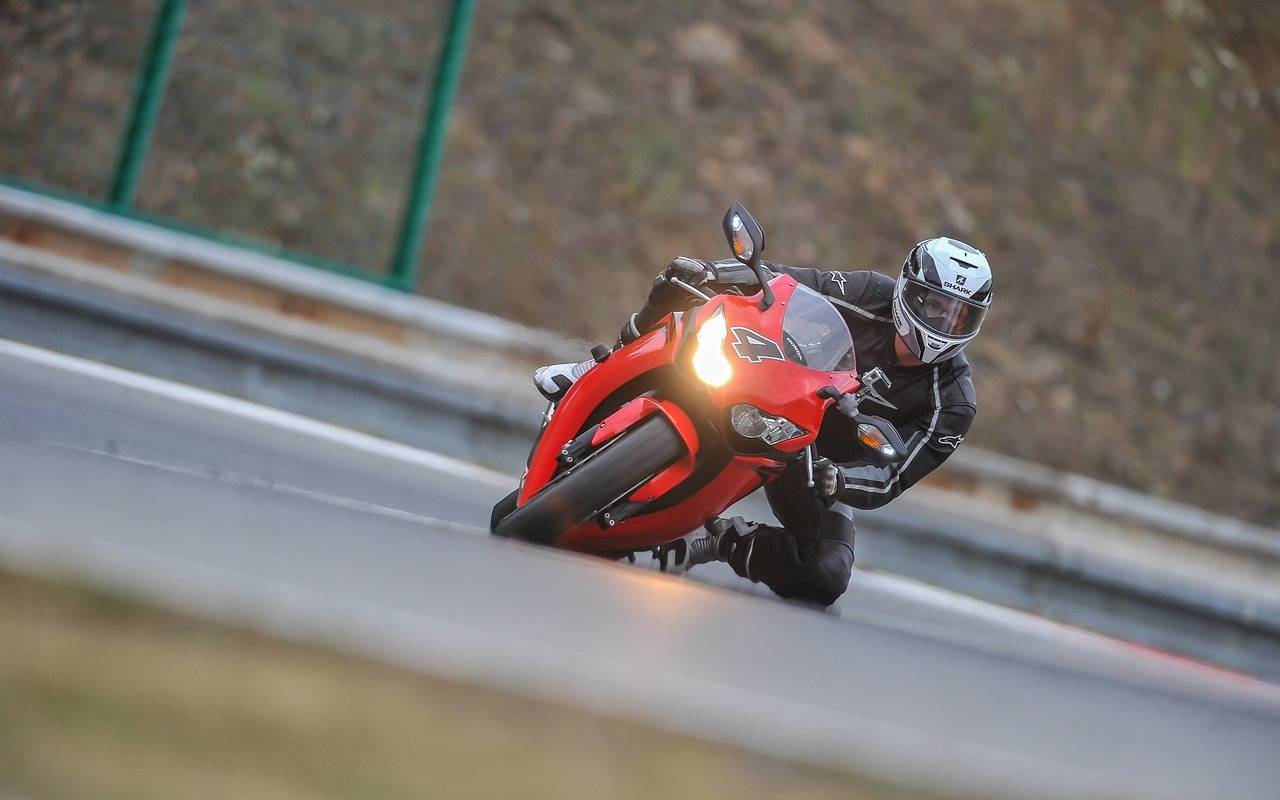 Ellipsen-Markierungen für Motorradfahrer werden in der Eifel