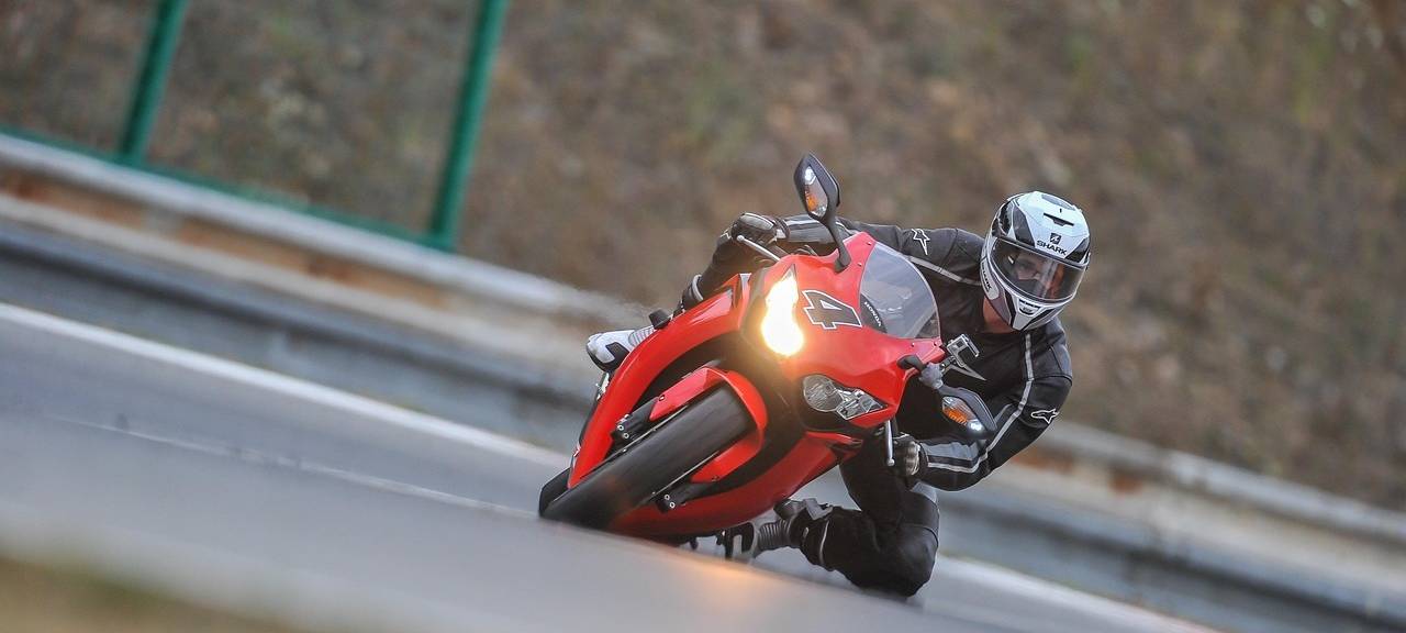 Ellipsen-Markierungen für Motorradfahrer werden in der Eifel