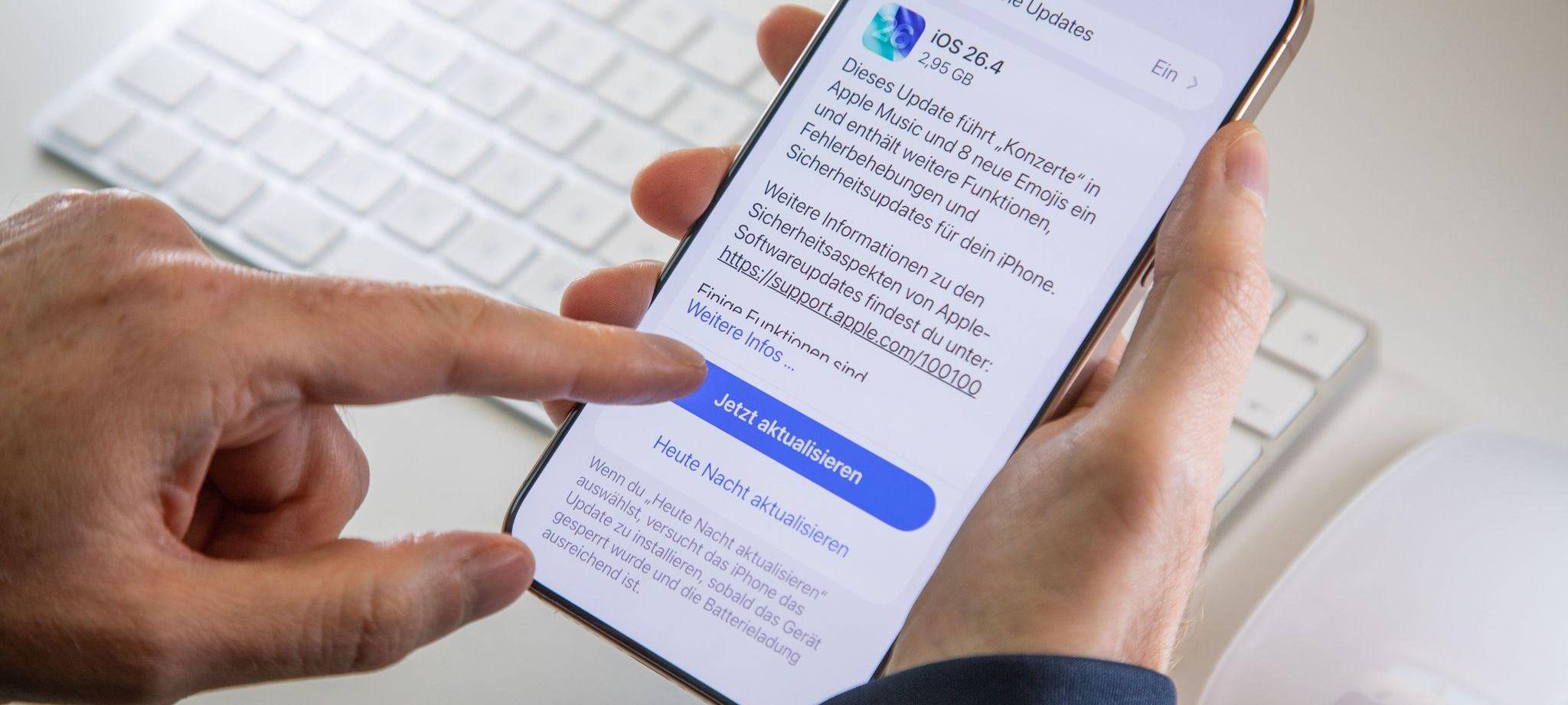 Ein Mann startet ein Softwareupdate auf einem iPhone