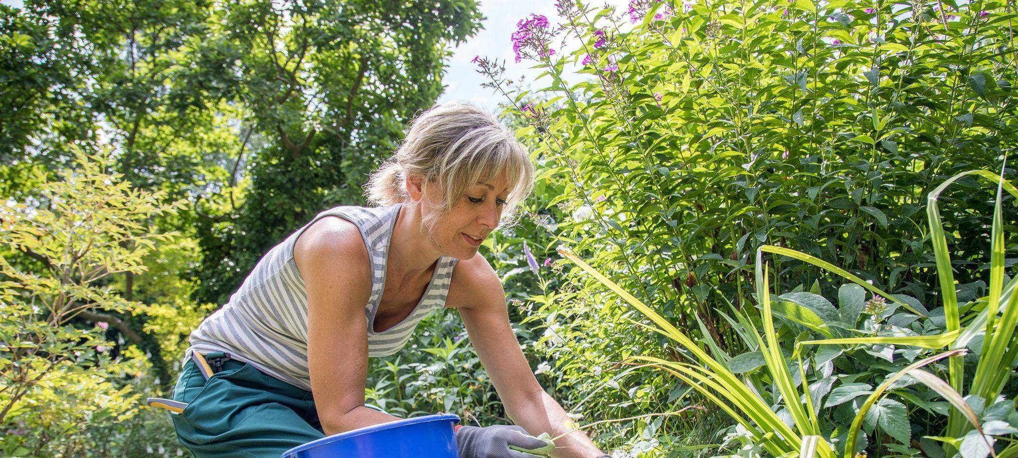 Eine Frau bei der Gartenarbeit