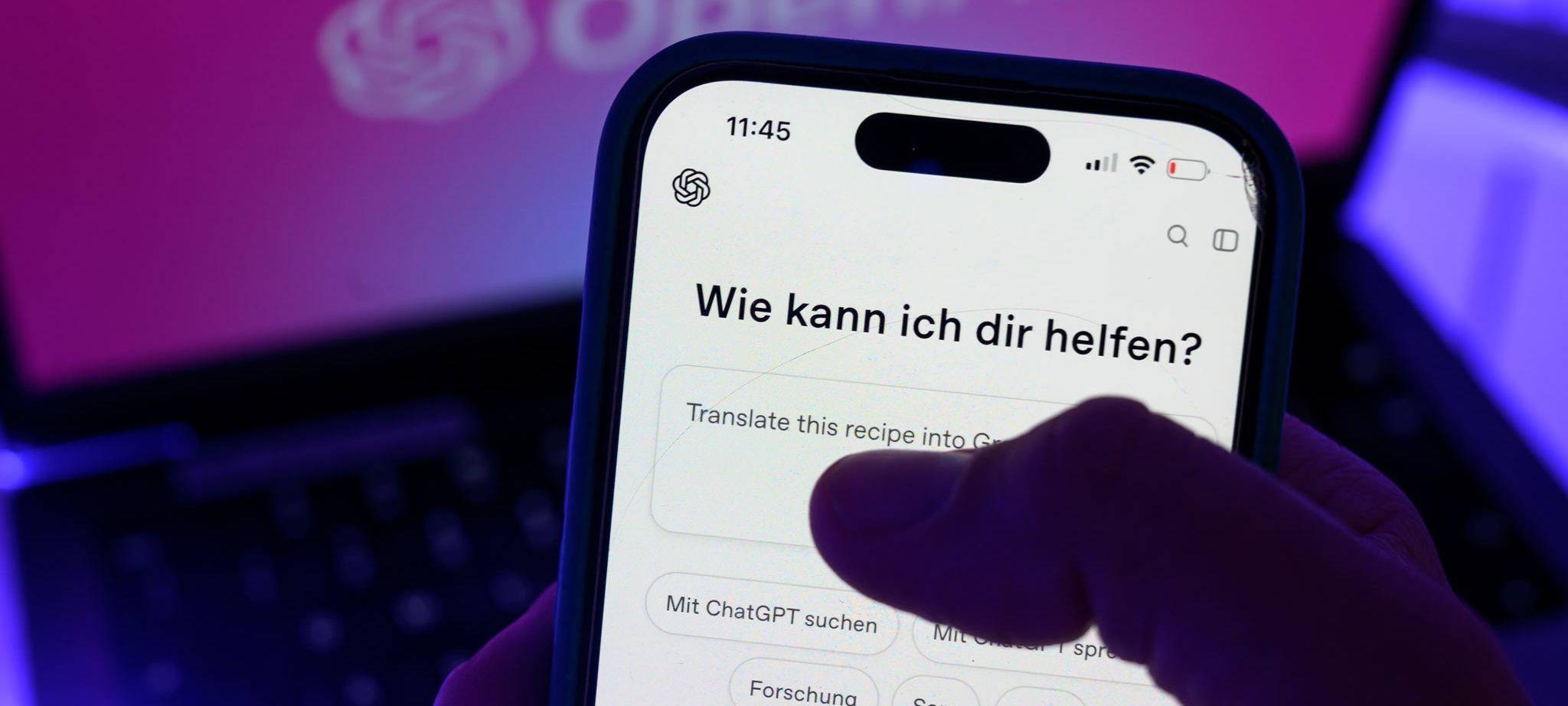 Smartphone mit KI-Chatbot ChatGPT
