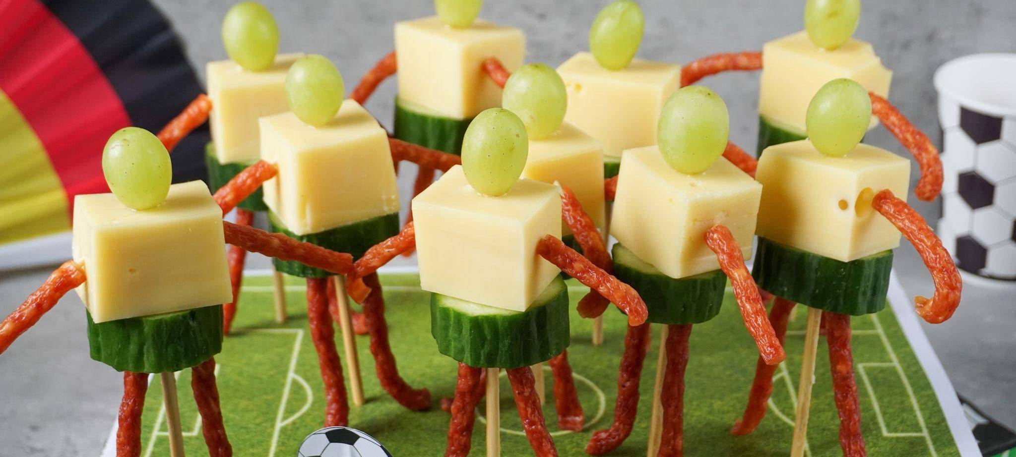 Käse-Trauben-Spieße im Fußballer-Look