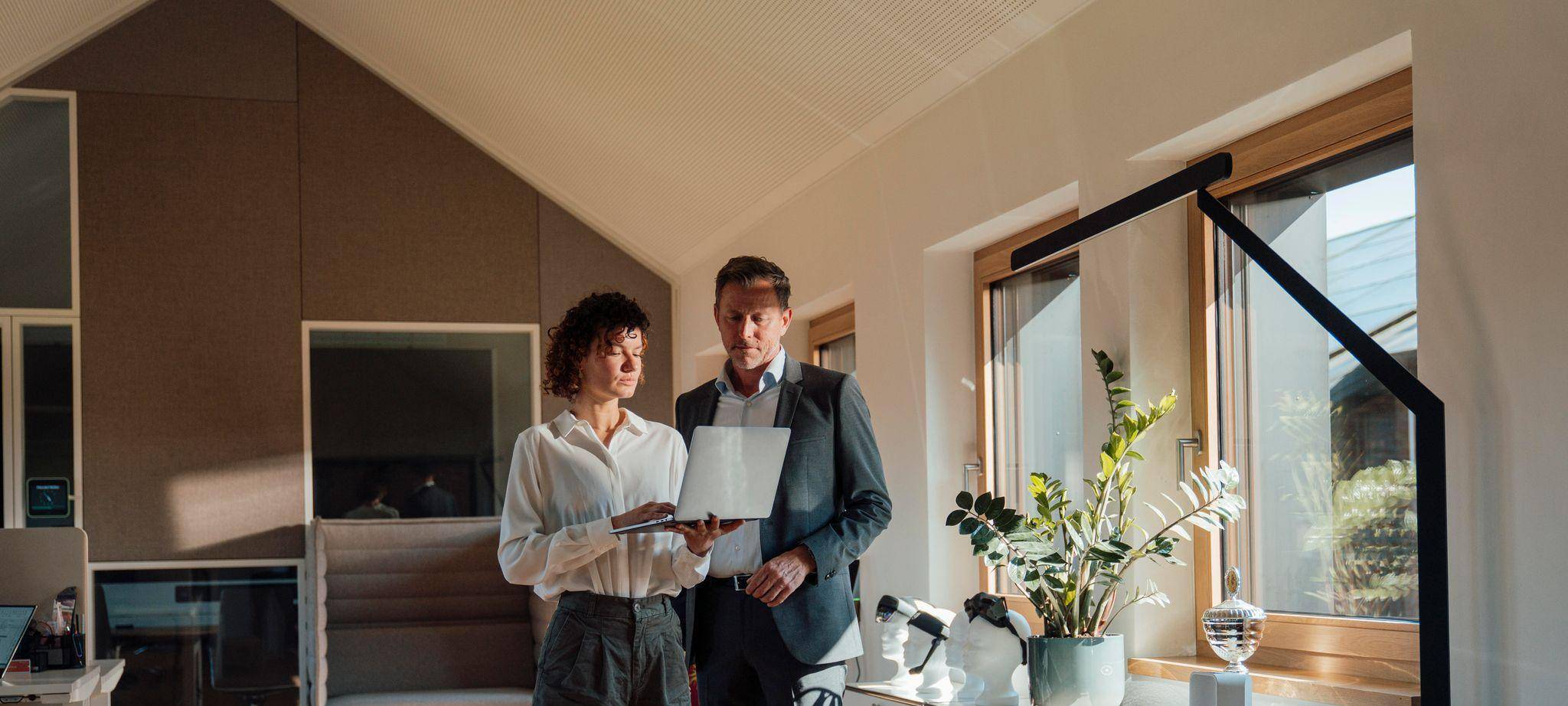 Zwei Personen arbeiten gemeinsam