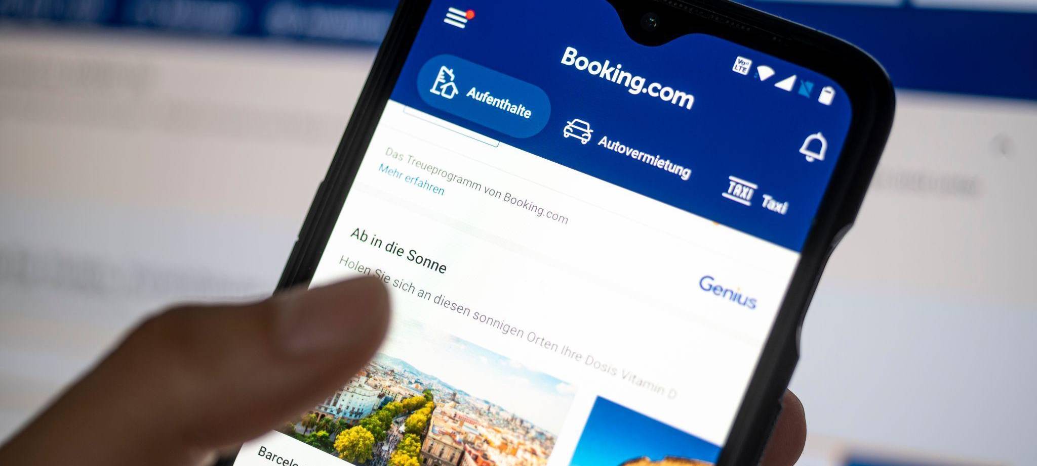 App «booking.com» ist auf einem Smartphone zu sehen