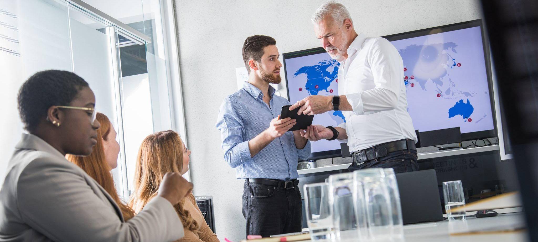 Arbeitskollegen haben ein Meeting im Büro