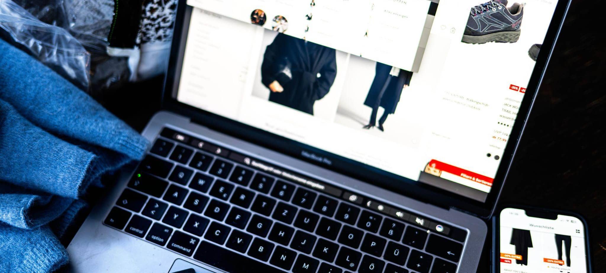 Verschiedene Online-Shops sind auf einem Laptop geöffnet